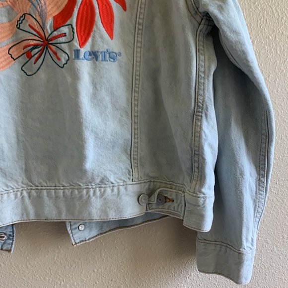 🆕 Levi’s Jean Jacket with flowers - Picture 7 of 7